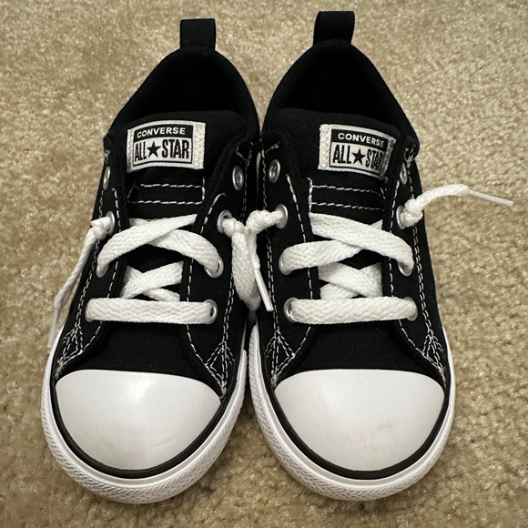 Converse Toddler Size 9 Low-Top Chucks - Picture 2 of 5